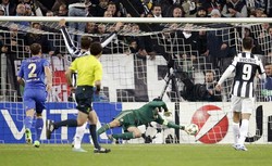 Menjamu Chelsea di Juventus Stadium, Rabu (21/11/2012) dinihari WIB, Juve unggul 1-0 di babak pertama lewat tendangan Fabio Quagliarella. REUTERS/Tony Gentile.