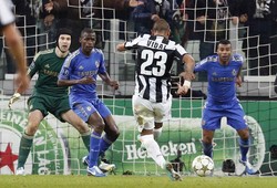 Bianconeri memantapkannya di babak kedua lewat gol-gol Arturo Vidal dan Sebastian Giovinco. REUTERS/Alessandro Garofalo.