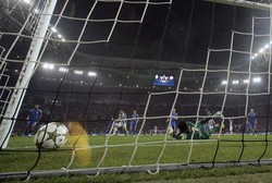 Petr Cech gagal membendung tendangan Fabio Quagliarella. REUTERS/Alessandro Garofalo.