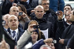Mantan pemain Juventus Zinedine Zidane turut menyaksikan laga ini. REUTERS/Alessandro Garofalo.