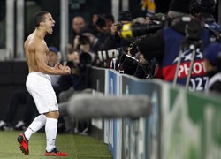 Tambahan tiga angka mengangkat Juve ke urutan kedua klasemen sementara Grup E dengan sembilan poin dari lima laga. Untuk lolos, mereka cuma butuh hasil seri di laga terakhir melawan Shakhtar Donetsk. REUTERS/Tony Gentile.