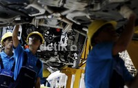 Para pekerja sedang merakit mobil Mercy seri M-Class.