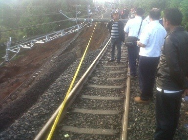 Rel Ambles di Cilebut, KA Bogor-Jakarta Lumpuh