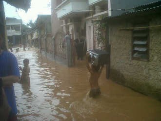  Kali Meluap, Pesanggrahan Banjir Sepaha Orang Dewasa