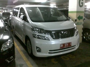Bupati di Riau, Pemilik Vellfire Pelat Merah yang Parkir di Apartemen