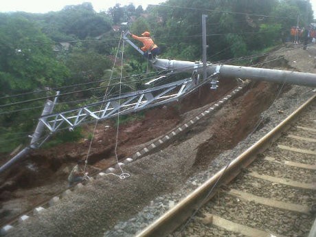 Longsor di Cilebut, Puluhan Pekerja Kebut Benahi Tiang dan Kabel KRL