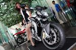 Wanita Seksi Tergoda MV Agusta Brutale 675