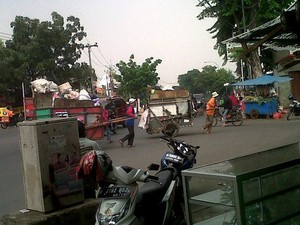 Pahlawan Kebersihan Yang Setia Setiap Pagi Membersihkan Komplek Di Jakarta