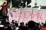 Ratusan Buruh Anti UU BPJS Demo DPR