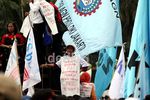 Ratusan Buruh Anti UU BPJS Demo DPR