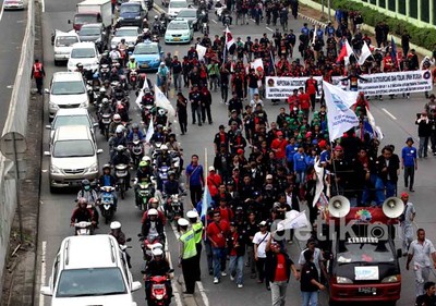 Ratusan Buruh Anti UU BPJS Demo DPR