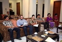 Enny Sukamto, Arniyani Arifin, Ted Sulistyo, Gendis Wicaksono, dan Kelly Humardhani menggelar jumpa pers terkait pementasan Srikandi Ngedan di Jakarta.