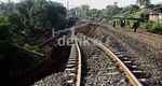 Tanah Longsor, Rel KA Ambles di Cilebut
