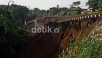 Tanah Longsor, Rel KA Ambles di Cilebut