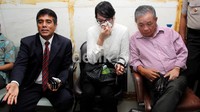 Angelina Sondakh menunggu sidang di ruang tunggu Pengadilan Tipikor, Jakarta Selatan, Kamis (22/11). Ia ditemani ayah dan kuasa hukumnya.