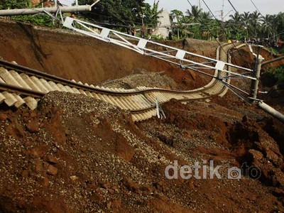 Tanah Longsor, Rel KA Ambles di Cilebut