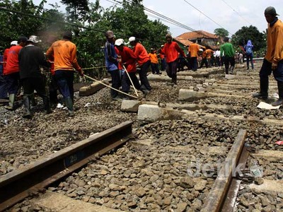 Rel KA yang Ambles Mulai Diperbaiki