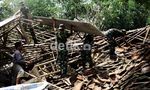 Evakuasi Rumah Korban Tanah Longsor