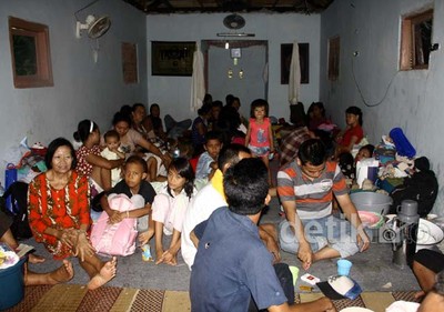 Korban Tanah Longsor Cilebut Mengungsi