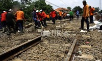 Petugas mulai memperbaiki jalu KRL yang ambles. Ramses/detikcom.