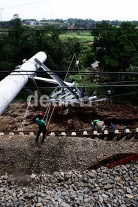 Beberapa tiang listrik yang roboh akibat longsor sudah mulai dievakuasi. Ramses/detikcom.