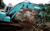 Sebuah eskavator dikerahkan untuk mempercepat evakuasi rel kereta yang longsor. Ramses/detikcom.