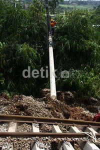 Petuga PLN memperbaiki kabel listrik yang putus. Ramses/detikcom.