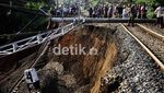 Rel Longsor Jadi Tontonan Warga