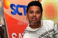 Derby pun mengaku sengaja menghitamkan kulitnya. Gusmun/detikHot.