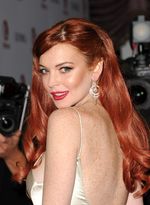 Lindsay Lohan Tampil Menggoda di Premiere Liz & Dick