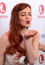 Lindsay Lohan Tampil Menggoda di Premiere Liz & Dick