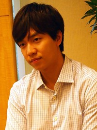 Seung Gi tampak sangat ramah dan selalu menebar senyuman selama wawancara berlangsung. (Kumala Trinanda)