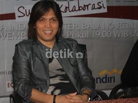 Buat saya, musisi yang berdedikasi ya, Glenn Fredly. Ini kesempatan bagus. Kita sering ketemu tapi belum pernah main bareng, ujar Once. Gus Mun/detikHOT.