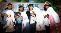 Anak-anak yatim itu pun bersalaman dengan ketiga personil Slank yang hadir.