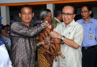 Sharif Cicip Sutardjo menyerahkan bantuan dua Kapal Inka Mina 30 GT. Efrimal Bahri/Humas KKP.