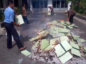 Kemenag Jember Bakar Ribuan Buku Nikah