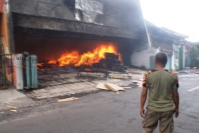 Kebakaran Ludeskan Toko dan Gudang Meubel