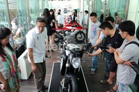 Para undangan merasa penasaran dengan ketiga motor yang baru saja meramaikan pasar motor premium di Indonesia. Sayang, ketiga motor ini sudah ada pemiliknya.