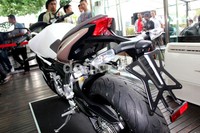 Bagian buntut MV Agusta Brutale 675 terlihat sangat sporty. Knalpotnya tidak mengusung tema undertail, tapi berada di sisi kanan.