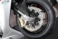Untuk menghalau bodi gambotnya, pihak MV Agusta melengkapi 2 disc di pelek depan Supersport F3.