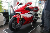 MV Agusta F4RR memiliki mesin 4 silinder yang mampu mengeluarkan tenaga hingga 201 Hp pada 13.400 RPM. Piston yang tersemat berdiameter 79 mm dan stroke kini berubah menhadi 50.9 mm dari 5005 mm.