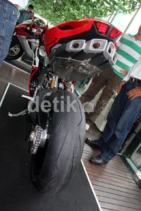 Tampak belakang MV Agusta F4RR. Motor ini dominasi dengan aura sporty. Suspensi depan menggunakan Ohlins NIX.