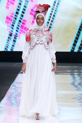 Adhie & Alie Lipa SaBe to Mandar. Jakarta Fashion Week 2013 at Plaza Senayan. Jakarta. [Foto: Mohammad Abduh/Wolipop]