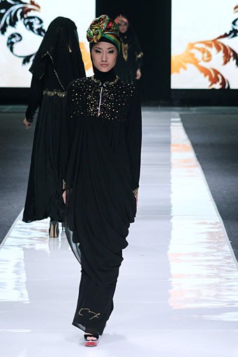 Merry Pramono Woman In Black. Jakarta Fashion Week 2013 at Plaza Senayan. Jakarta. [Foto: Mohammad Abduh/Wolipop]