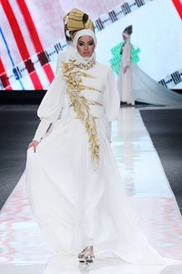 Adhie & Alie Lipa SaBe to Mandar. Jakarta Fashion Week 2013 at Plaza Senayan. Jakarta. [Foto: Mohammad Abduh/Wolipop]