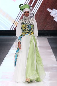 Adhie & Alie Lipa SaBe to Mandar. Jakarta Fashion Week 2013 at Plaza Senayan. Jakarta. [Foto: Mohammad Abduh/Wolipop]