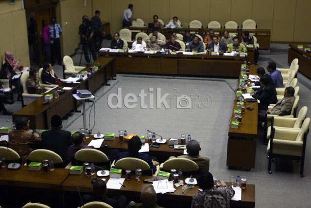 Rapat Tertutup, DPR dan Eks Penyidik Susun Skenario Pelemahan KPK?