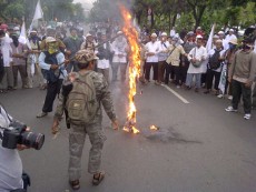 Kecam Serangan ke Gaza, Massa Bakar Bendera Israel di Depan Balai Kota