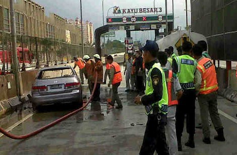Honda Accord Silver Terbakar di Gerbang Tol Kayu Besar