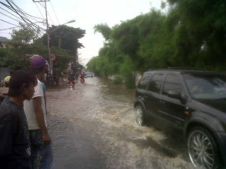 Banjir Jl Puri Kembangan, Lalin Tersendat dan Sekolah Diliburkan
